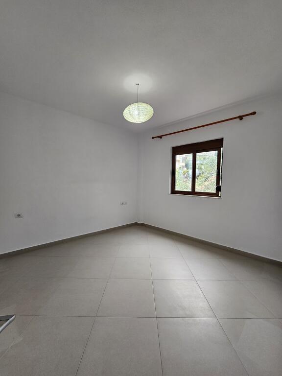 Jepet Me Qira BOSH : *3+1 +2 ballkone+ vend parkimi (kati 2 shtepi private)   * ( *📍 Fresk , prane Unazes se madhe )* || *40,000 Leke/muaj* || S.130 m
