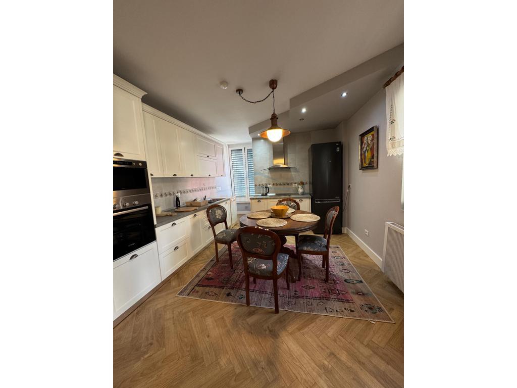 Shitet, Apartament 2+1+2 prane Satdiumit Air Albania