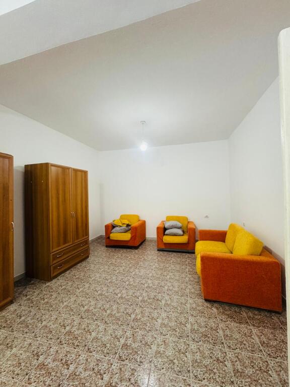 Jepet me qera apartamenti 2+1 Myslym shyri , prane intersport  Cmimi: 600 mije leke