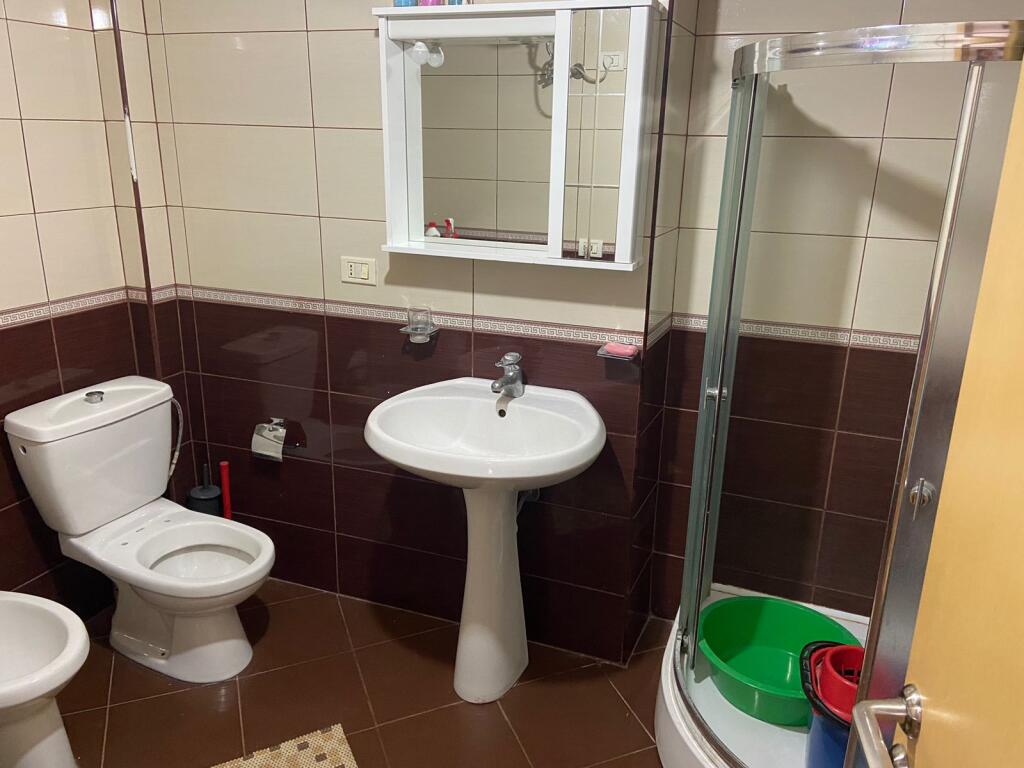 Tek Pallatet Agimi Apartament me qira 1+1