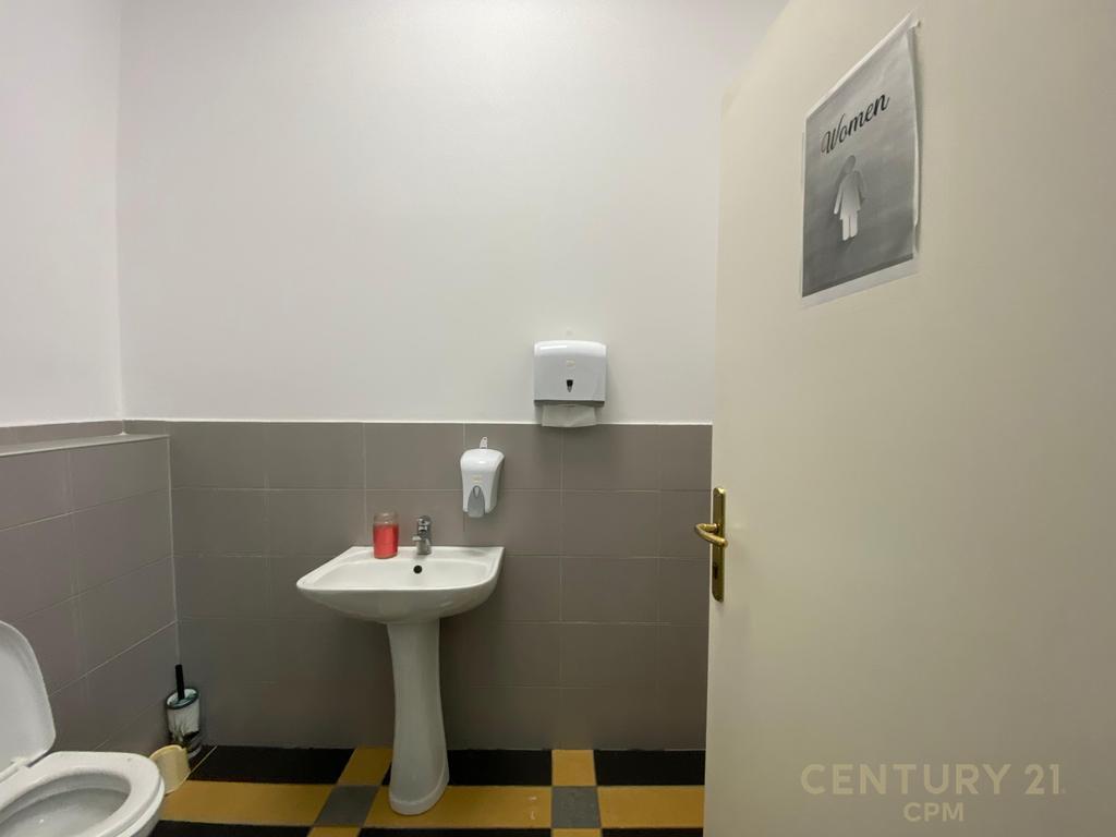 PRESSO IL CENTRO COMMERCIALE GALERIA AFFITTIAMO AMBIENTE PER UFFICI