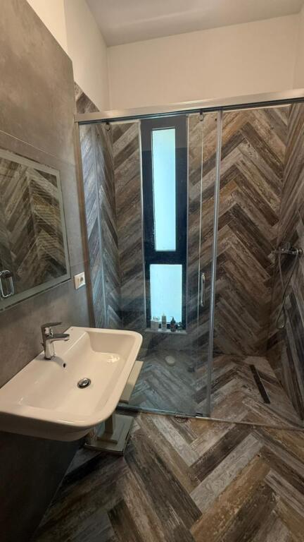 Jepet apartament 3+1+2+ post parkimi me qira te Kompleksi square 21