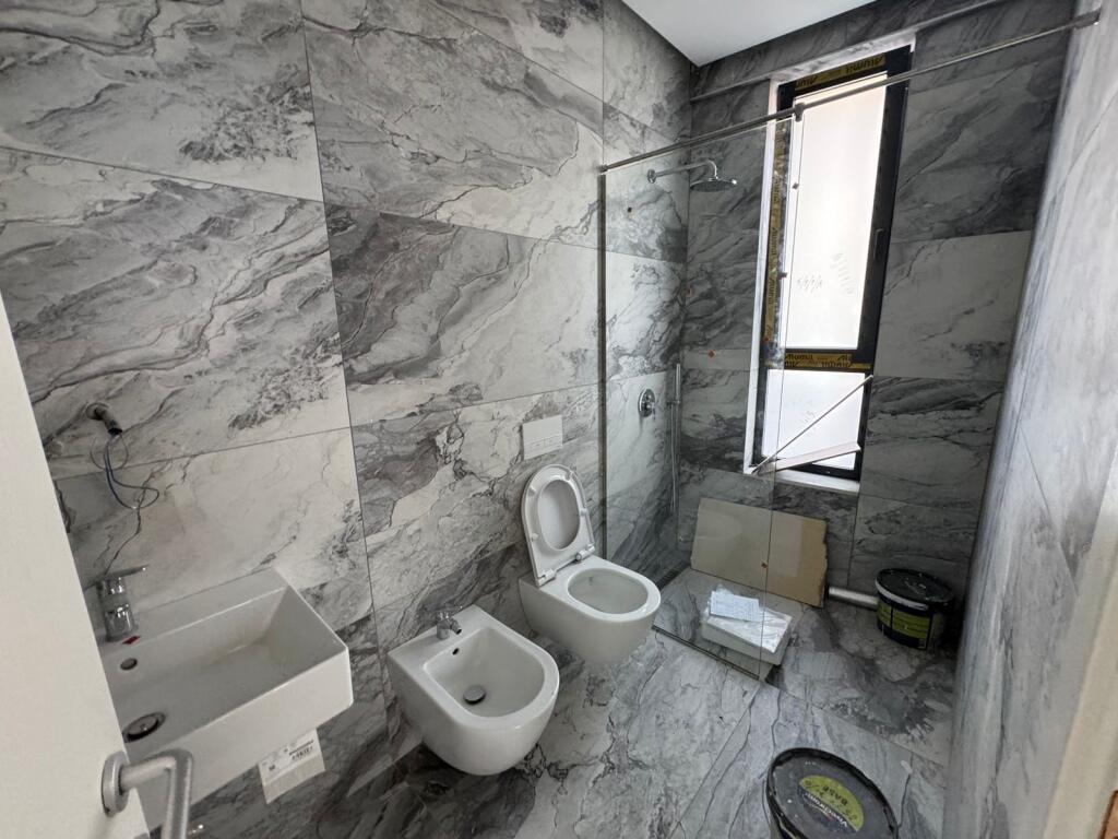 Affittasi appartamento 2+1+2  Indirizzo: Jordan Misja  5° piano  Affittasi vuoto prezzo 600 mila lek  Arredato 800 mila lek