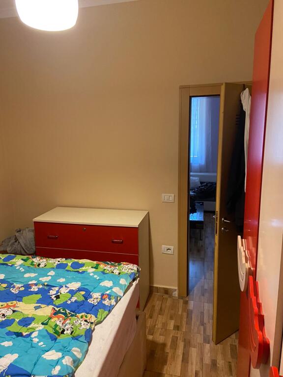 Tek Pallatet Agimi Apartament me qira 1+1