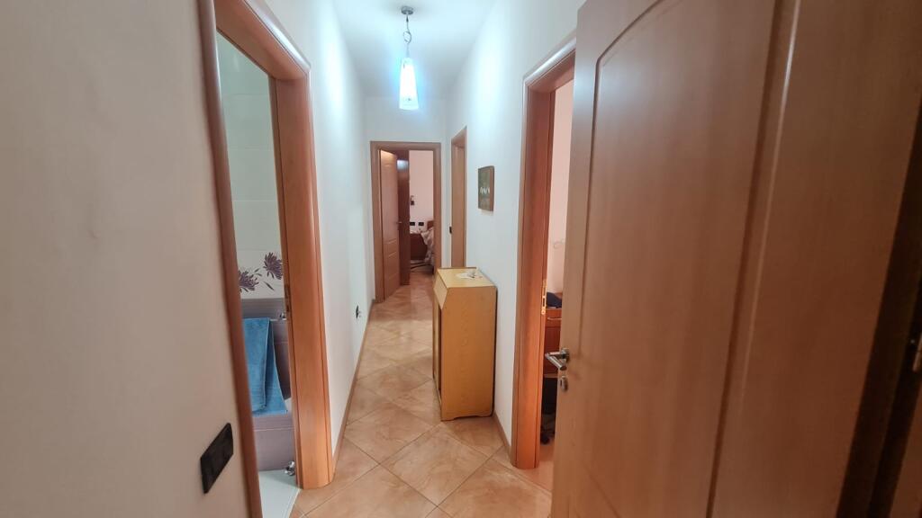 2+1,i mobiluar ,rruge e kavajes te kisha katolike cmimi 650 euro