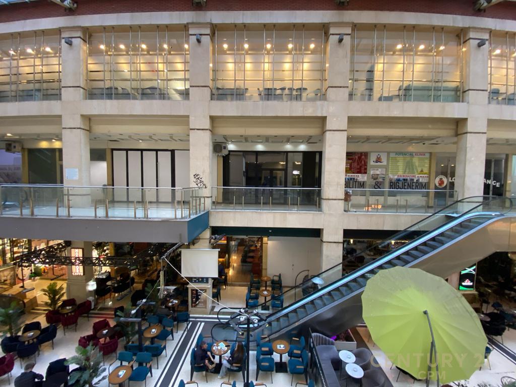 PRESSO IL CENTRO COMMERCIALE GALERIA AFFITTIAMO AMBIENTE PER UFFICI