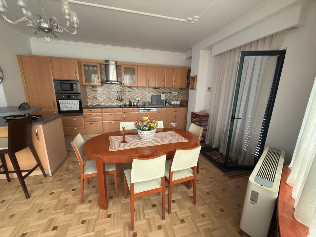Tek Ambasada Amerikane jepet me qera apartament 3+1+2+post parkimi!