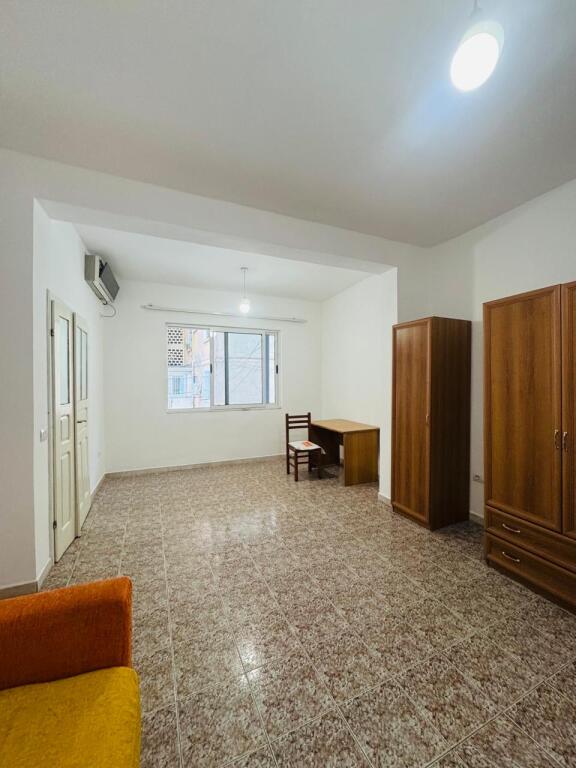 Jepet me qera apartamenti 2+1 Myslym shyri , prane intersport  Cmimi: 600 mije leke