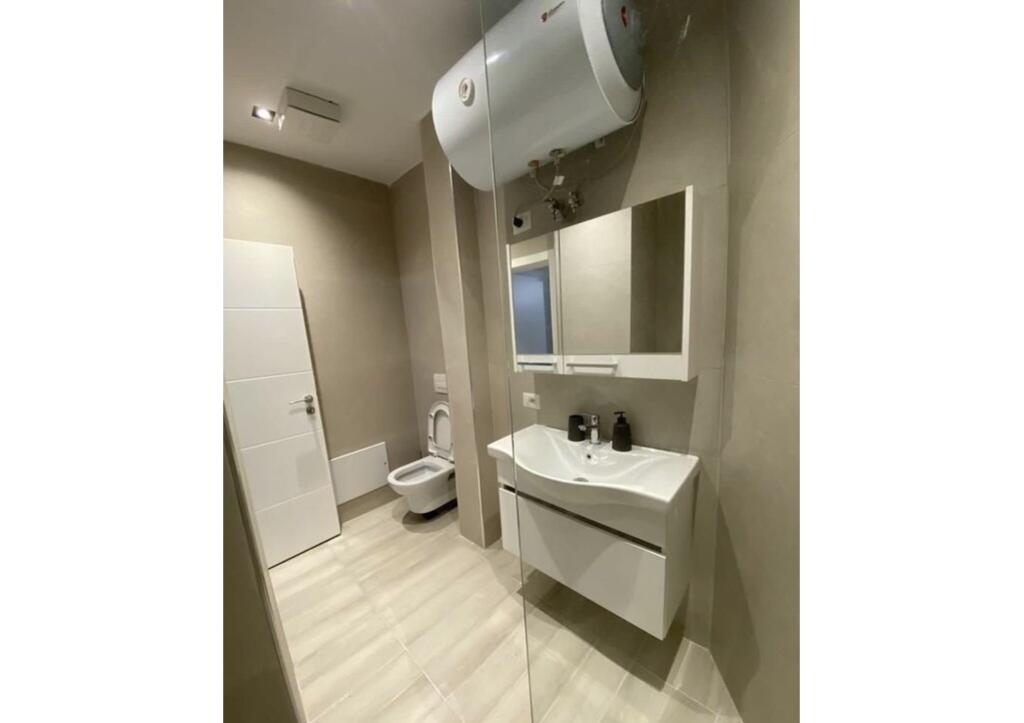 Jepet me qira apartament 1+1, totalisht i mobiluar, pranë Inxhinierisë së Ndërtimit