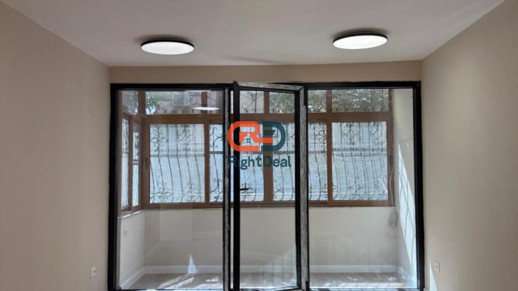 Ne Bllok, Tek Rruga Margarita Tutulani, Jepet Me Qira Apartament 2+1 I Pershtatshem Per Zyra, Klinika Ose Biznese Te Ndryshme !!
