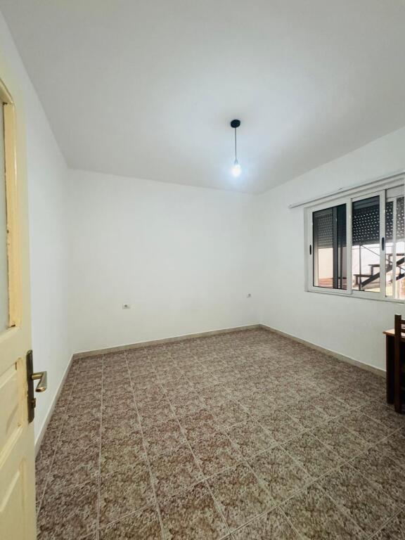 Jepet me qera apartamenti 2+1 Myslym shyri , prane intersport  Cmimi: 600 mije leke