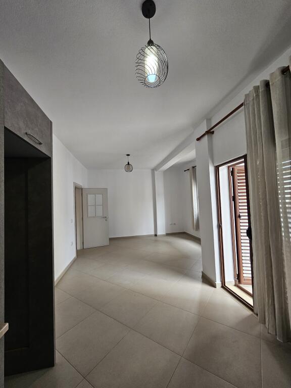 Jepet Me Qira BOSH : *3+1 +2 ballkone+ vend parkimi (kati 2 shtepi private)   * ( *📍 Fresk , prane Unazes se madhe )* || *40,000 Leke/muaj* || S.130 m
