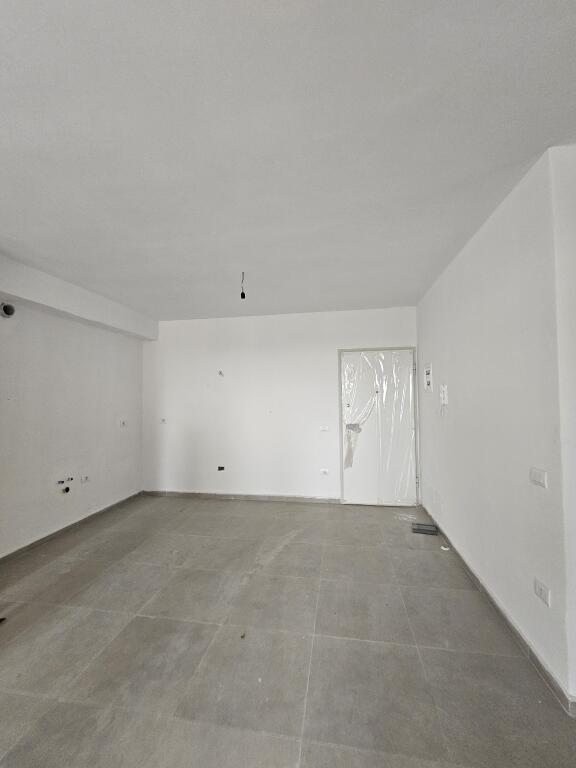 Jepet me qira 1+1 tek Bar kafe Famed ne Zonen e Astirit 80 m 33.000 leke