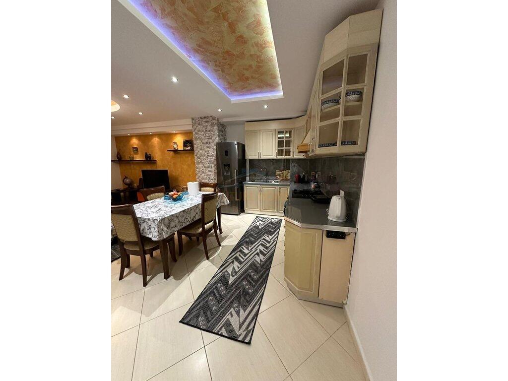 Shitet apartament 2+1 Rruga e Elbasanit