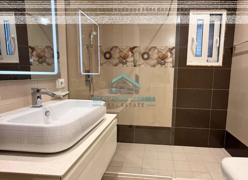 Penthouse 2+1+2+Ballkon me Pamje nga Qyteti ne Shitje – Shkolla "Halim Xhelo", Vlorë (Pamje spektakolare)