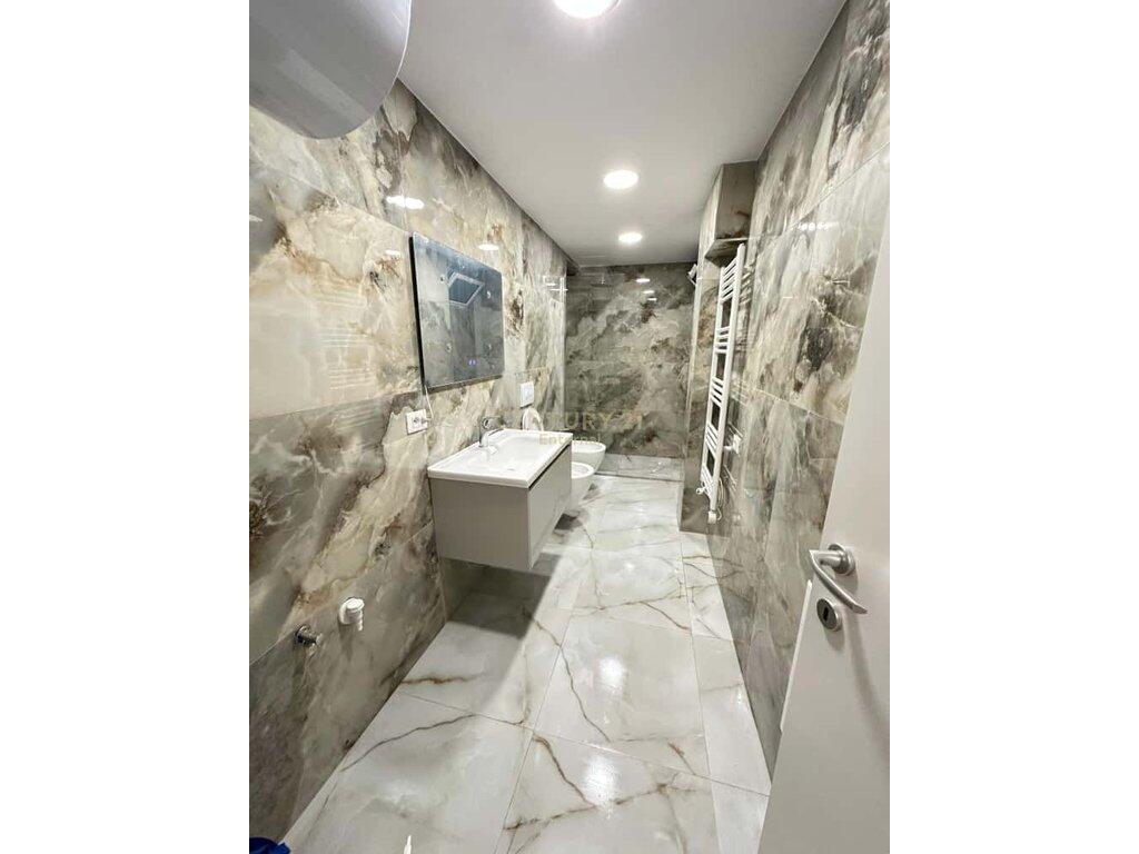 Shitet apartament 3+1 ne Bllok , prane Piceri Eres . 350,000 €