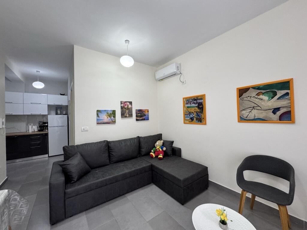 In Affitto: Appartamento 1+1 – Seconda Linea, Ampio Terrazzo, Durazzo