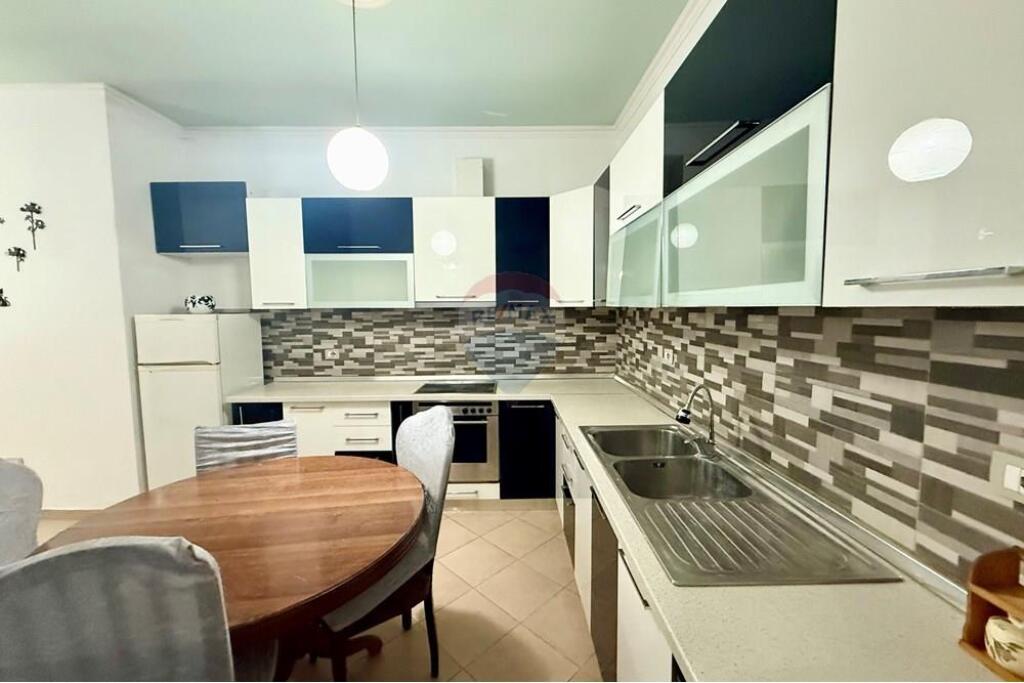 APARTAMENT 2+1 PER QIRA,REST..FRESKU