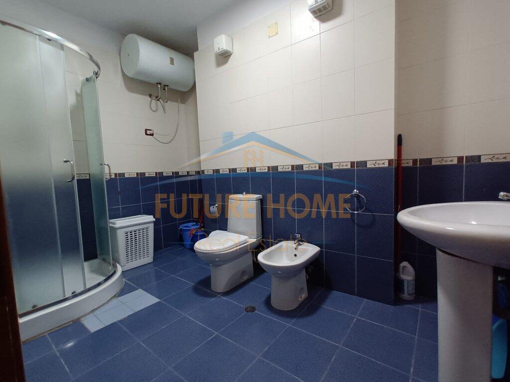 Shitet apartament 2+1 Komuna e Parisit