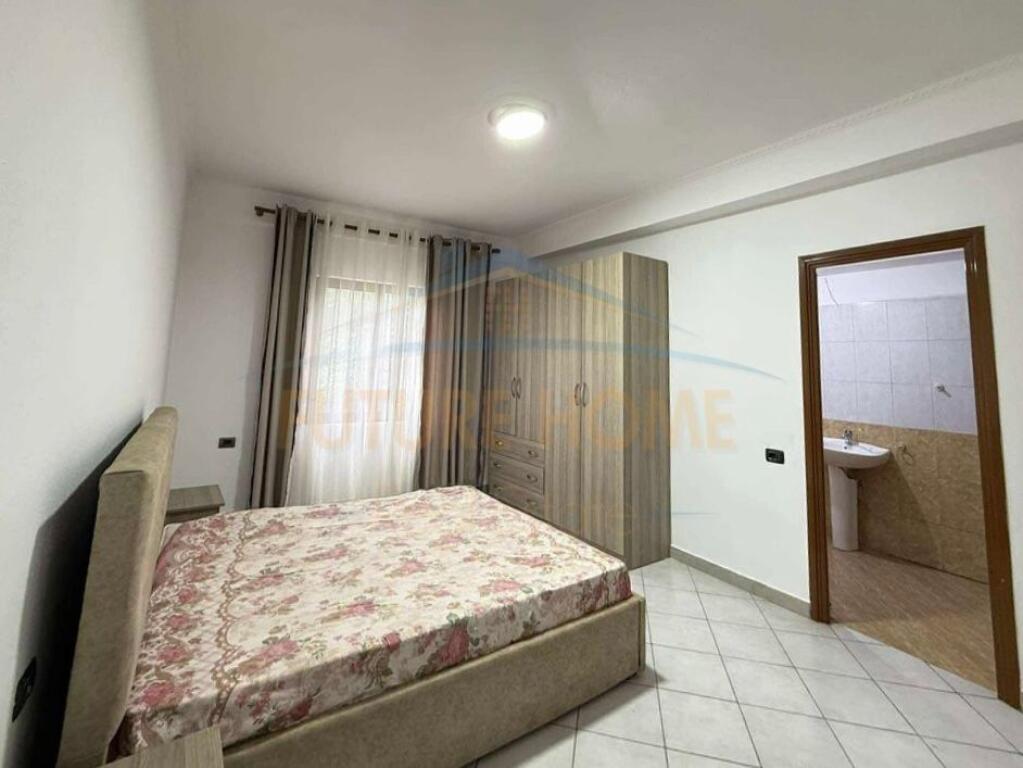 Me qira – Apartament 2+1+2, i pozicionuar në Rrugën Reshit Maloku, pranë Bulevardit të Ri.