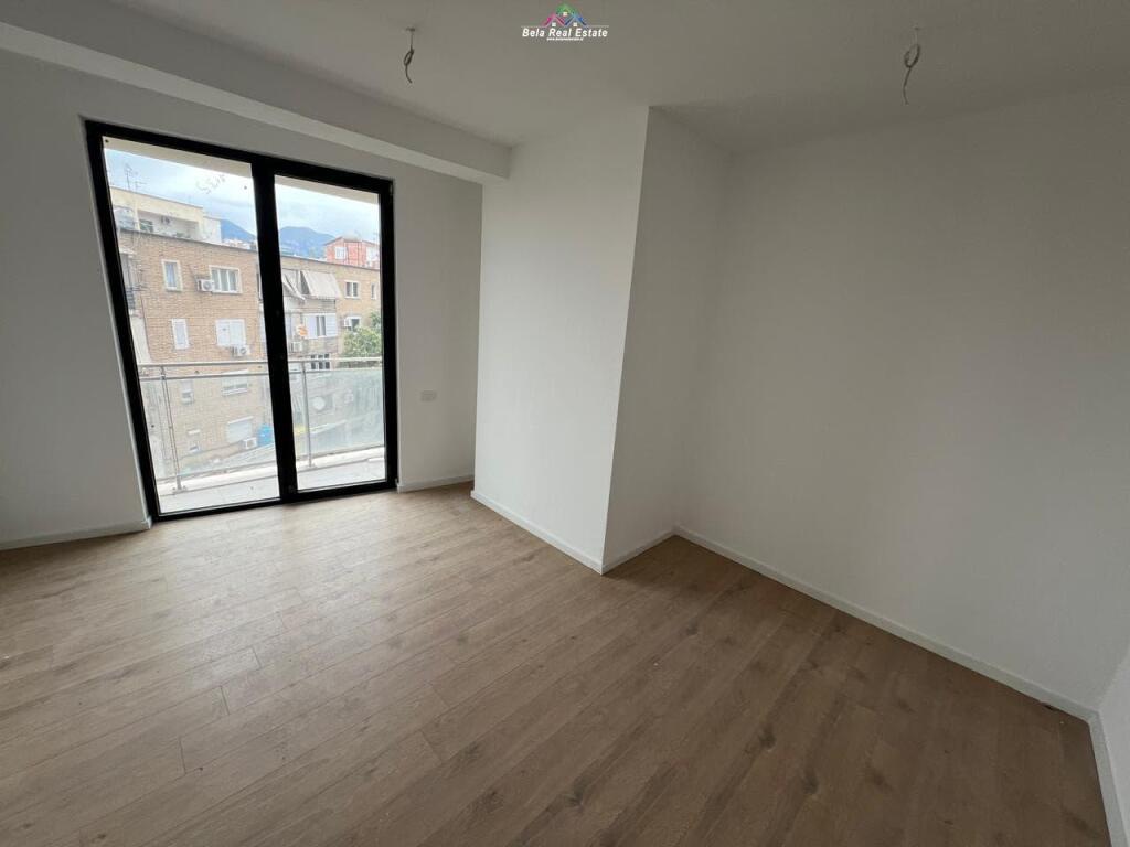 Ufficio In Affitto 3+1 Presso Mine Peza (ID BZ2702) Tirane