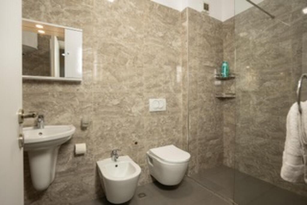 Jepet apartament 1+1 me qera te rruge Kavajës