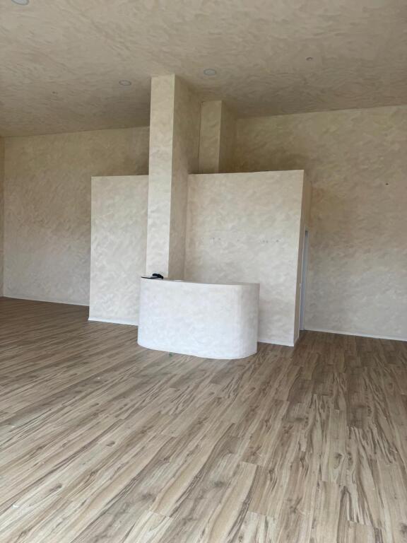 Locale commerciale in affitto Astir