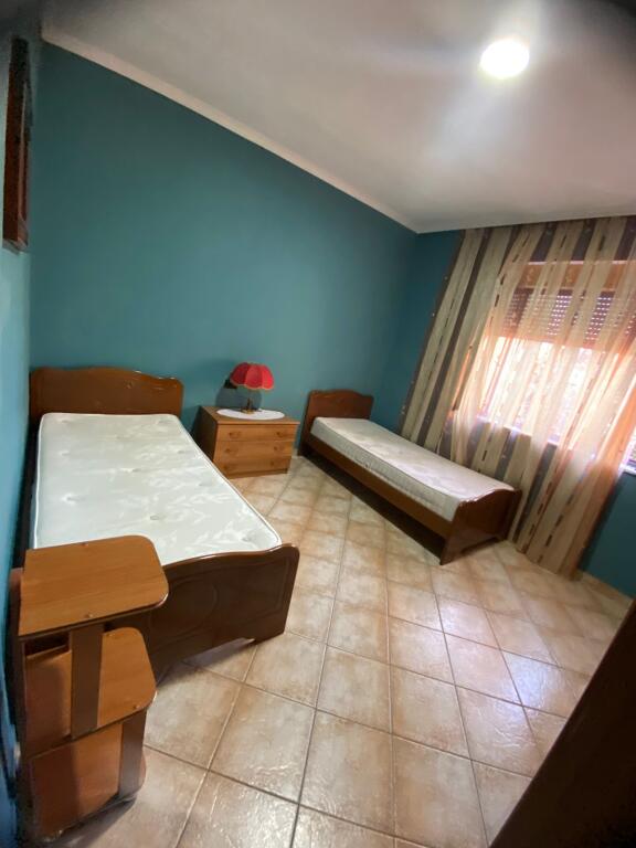 🏢A pochi minuti da Piazza Skenderbej, Via Bardhok Biba affitta un appartamento arredato 2+1. 550 Euro