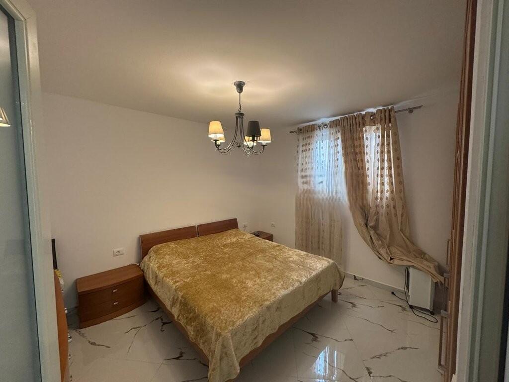 Qira, Shtepi Private 2+1, Rruga 5 Maji 600 € /Muaj