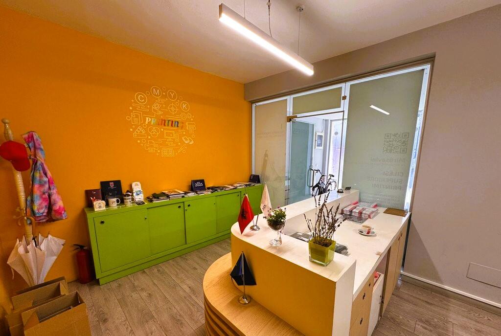 AMBIENTE COMMERCIALE OPEN SPACE PRESSO MYSLYM SHYRI !
