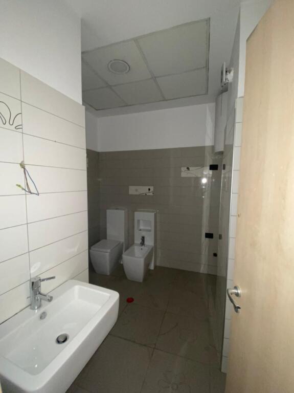 AMBIENTE UFFICIO IN AFFITTO - VICINO A DELIJORGJI