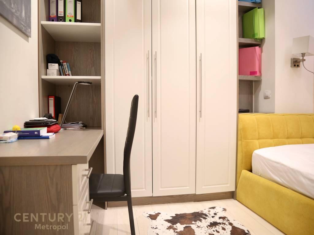 OFROJ PER SHITJE APARTAMENT 2+1 NE AMBASADOR 3, PRANE STADIUMIT!
