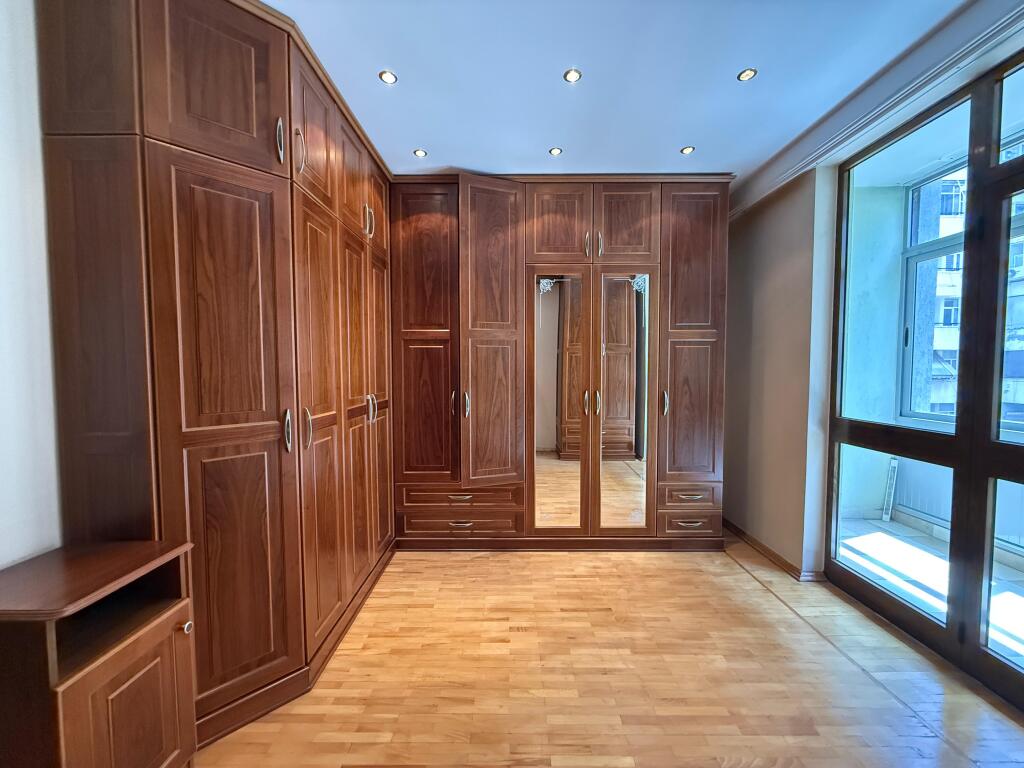 Apartament 2+1 per shitje, ne BLLOK,Mundesi ndarje ne 3 apartamente