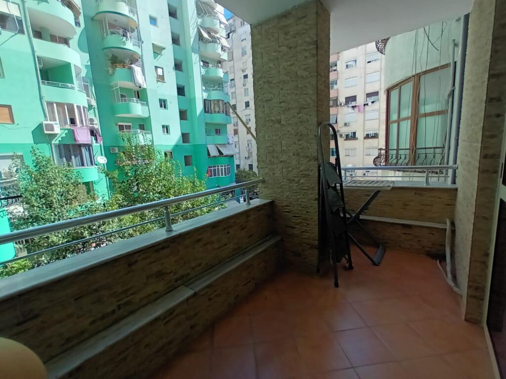 Shitet Apartament 2+1 Komuna e Parisit,Tirana.