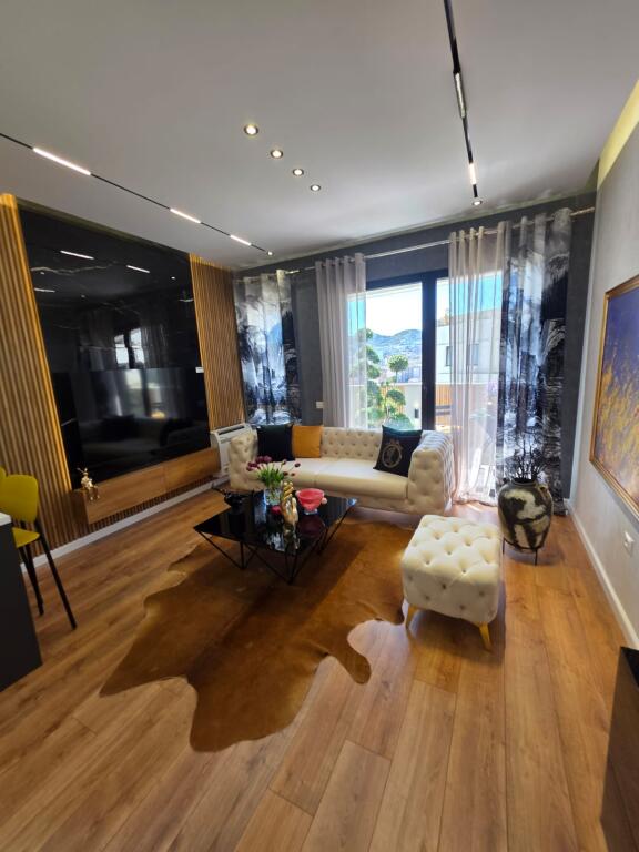 Super apartament 1+1 per shitje,Vasil Shanto,Pallat i 2025