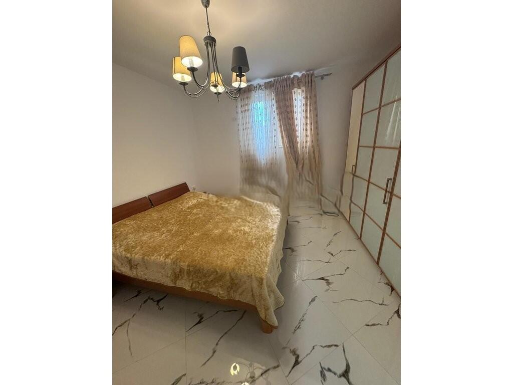 Qira, Shtepi Private 2+1, Rruga 5 Maji 600 € /Muaj