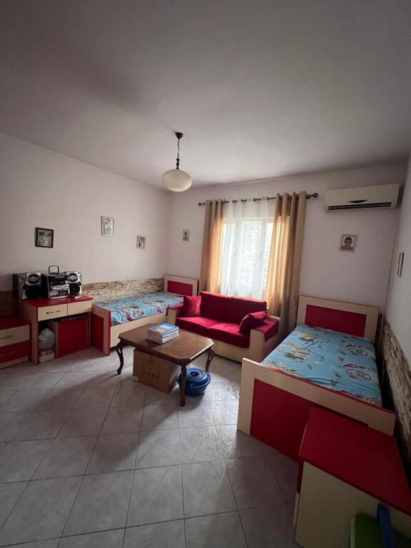 VILLA SU TRE PIANI IN VENDITA A 5 MAJI