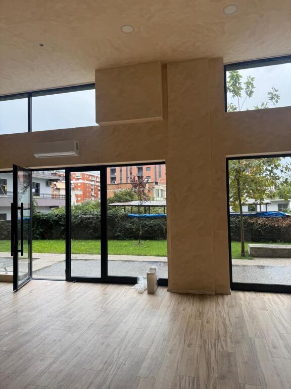 Locale commerciale in affitto Astir