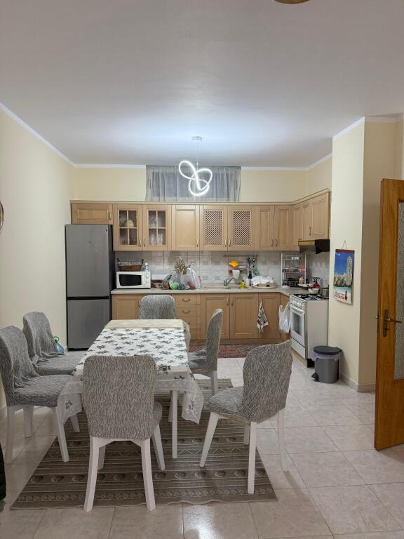 Rruga Kavajes Jepet Apartament 3+1+2 Me Qera