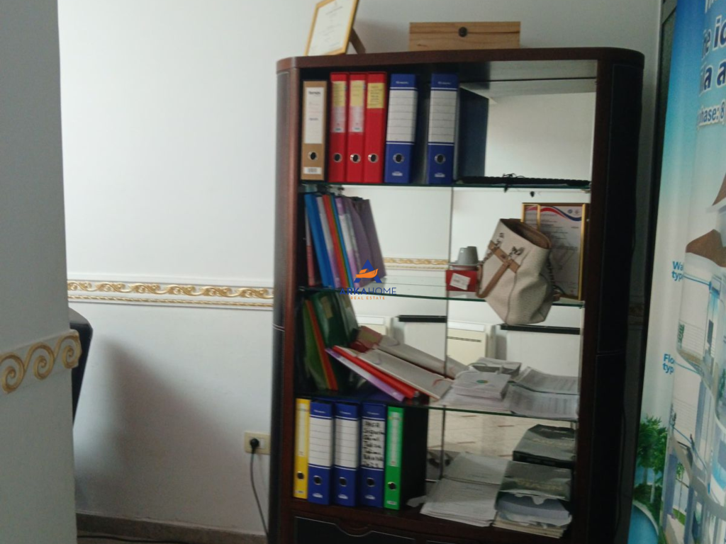 UFFICIO IN AFFITTO 48M2 "21 DHJETORI" 450 EURO.