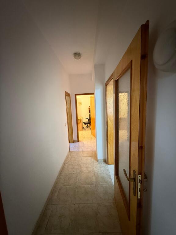 Rruga Kavajes Jepet Apartament 3+1+2 Me Qera