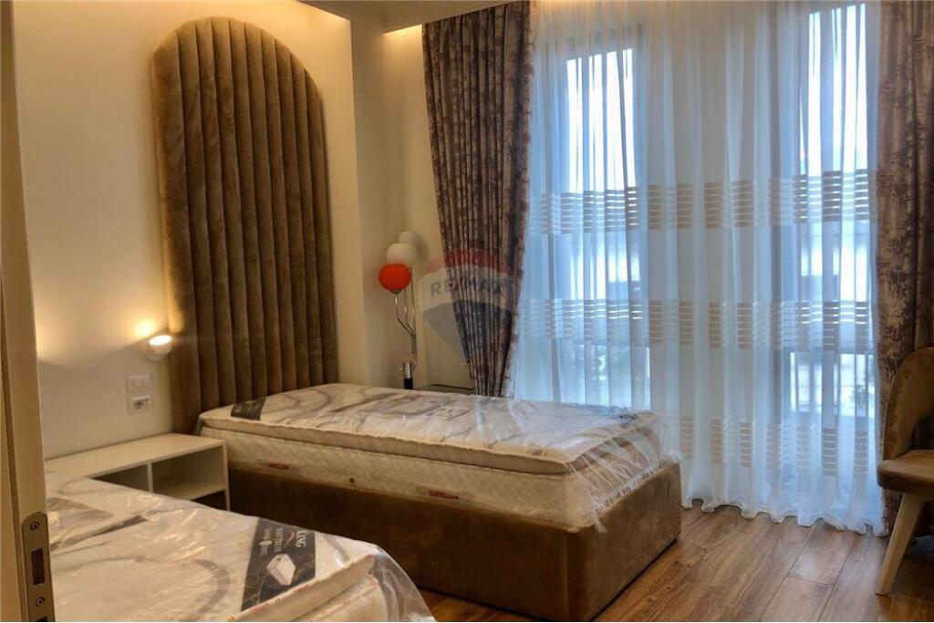 APARTMENT 2+1+2 PLUS PARKING FOR RENT AT PARK GATE!