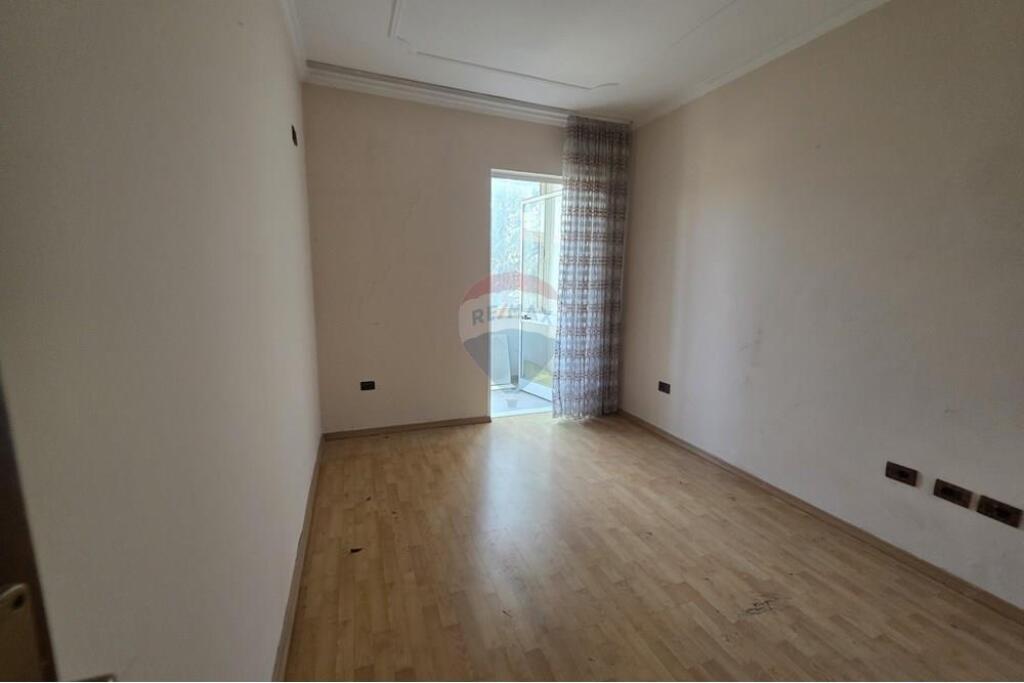 Shitet Apartament 3+1+2 pranë Lion Park!