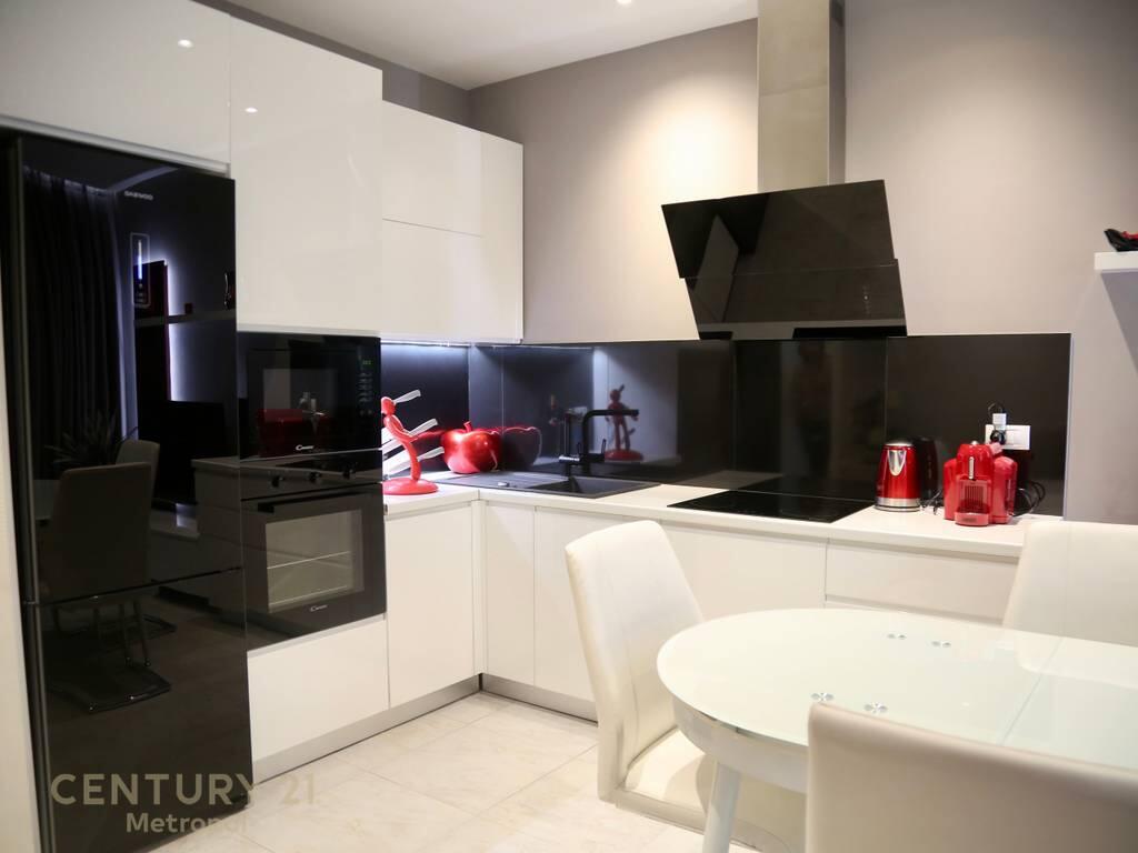 OFROJ PER SHITJE APARTAMENT 2+1 NE AMBASADOR 3, PRANE STADIUMIT!