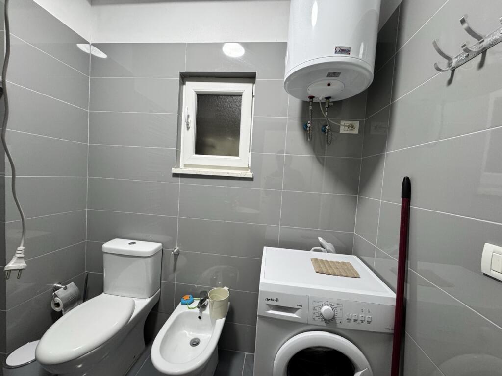 In Affitto: Appartamento 1+1 – Seconda Linea, Ampio Terrazzo, Durazzo