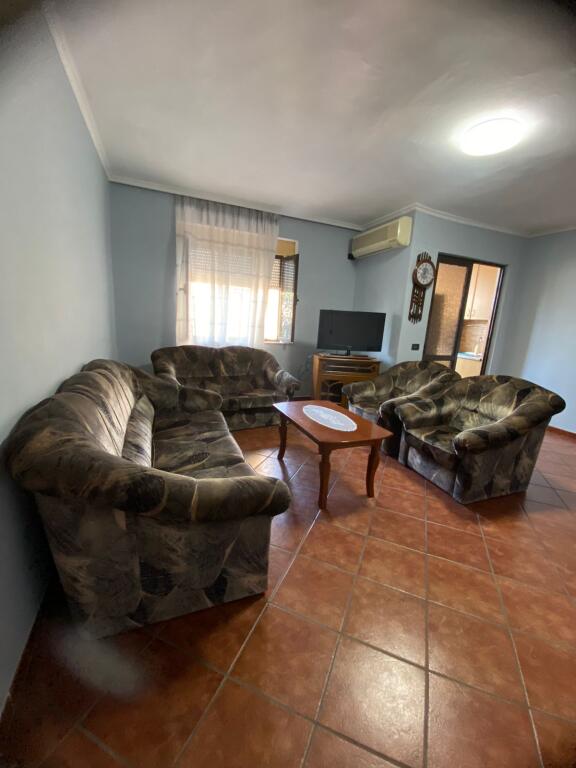 🏢A pochi minuti da Piazza Skenderbej, Via Bardhok Biba affitta un appartamento arredato 2+1. 550 Euro