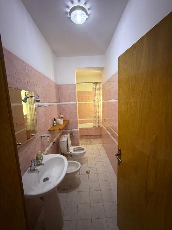 Rruga Kavajes Jepet Apartament 3+1+2 Me Qera