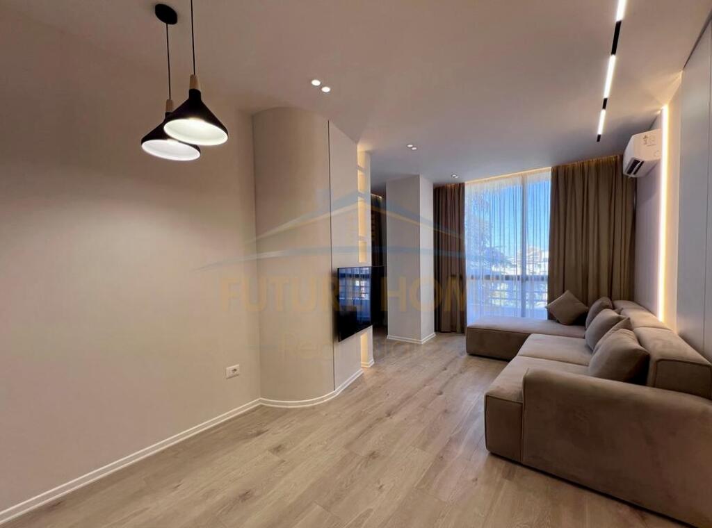 Shitet , Apartament 2+1, 21 Dhjetori, Tiranë. 