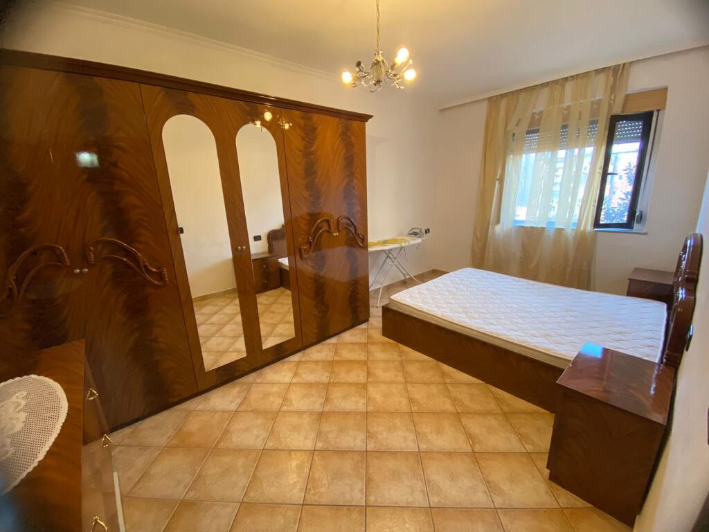 🏢A pochi minuti da Piazza Skenderbej, Via Bardhok Biba affitta un appartamento arredato 2+1. 550 Euro