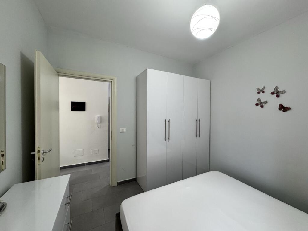 In Affitto: Appartamento 1+1 – Seconda Linea, Ampio Terrazzo, Durazzo